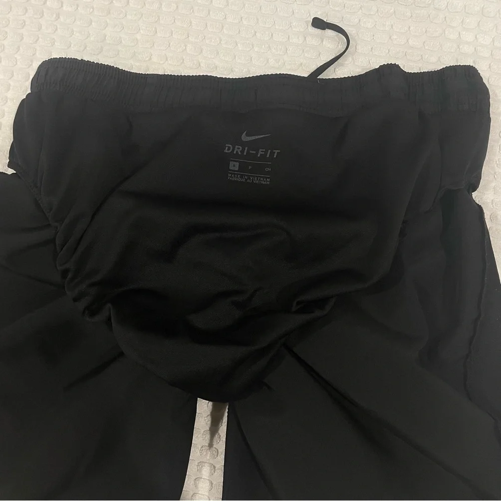 LIKE NEW Nike Shorts (Black) - Picture 3 of 4